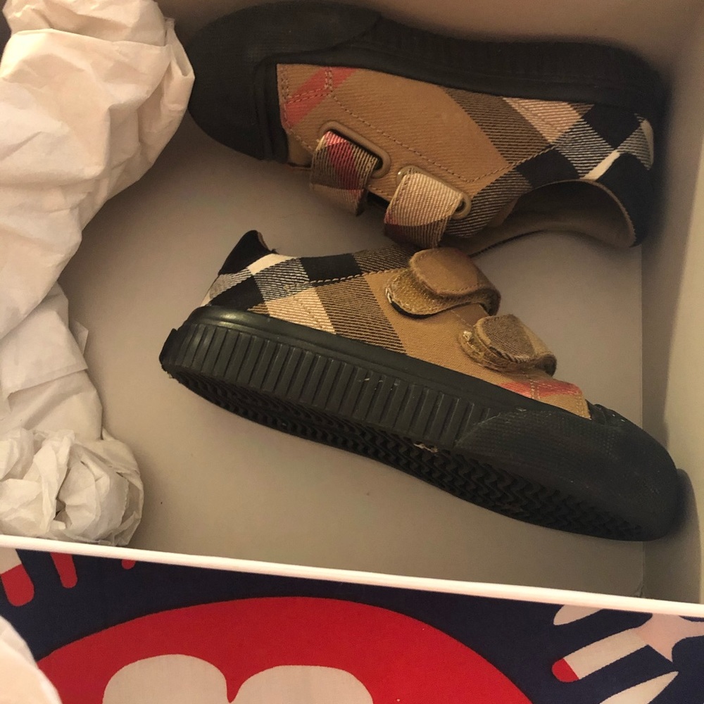 Toddlers Burberry sneakers size 26/9